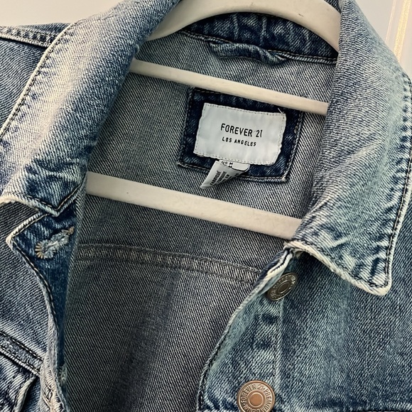 Never worn forever 21 distressed cropped jean jacket - Picture 2 of 9